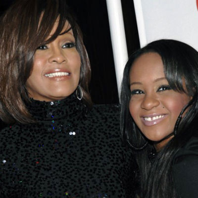 Filha da cantora Whitney Houston é encontrada inconsciente em banheira