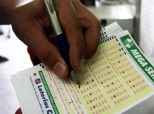 Mega-Sena pode pagar prêmio de R$ 7,5 milhões neste sábado