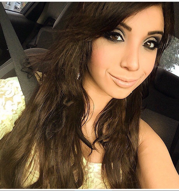 Mc Larissa fica conhecida por ser bem parecida com Anitta 