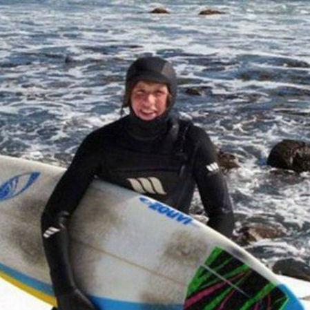 Surfista é atacado por tubarão e tem sua perna esquerda amputada