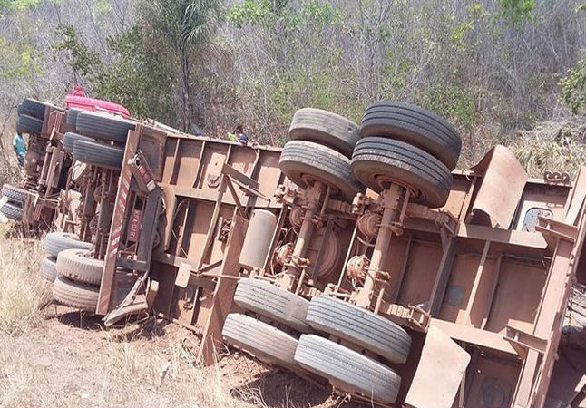 Um morre e dois ficam feridos após caminhão tombar na PI-221