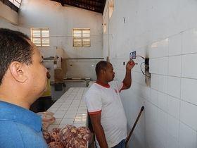 Mercado sofre com sujeira e falta de energia