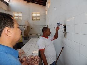Mercado sofre com sujeira e falta de energia