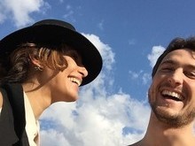 Atriz Camila Pitanga posa com o namorado durante férias na Europa