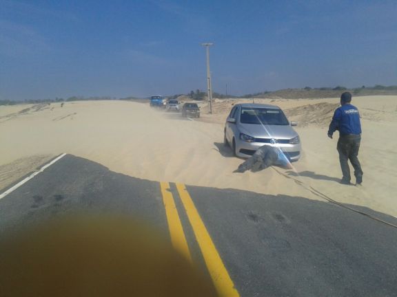 Veículos atolam na estrada que dá acesso à praia de Macapá; fotos