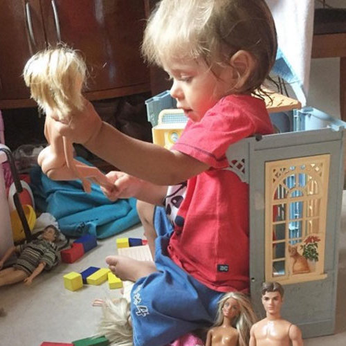 Ex-atriz de Malhação posta fotos do filho brincando de bonecas 