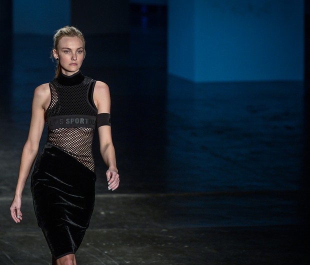 Modelo dispensa calcinha e sutiã em desfile: "não tenho problema"