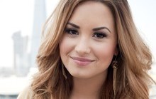 Carro de Demi Lovato quase capota após fãs a perseguirem no Brasil