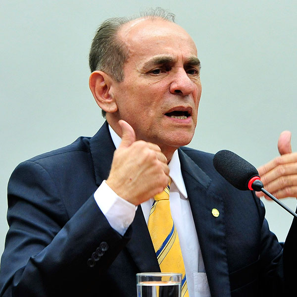Marcelo Castro toma posse como ministro da Saúde