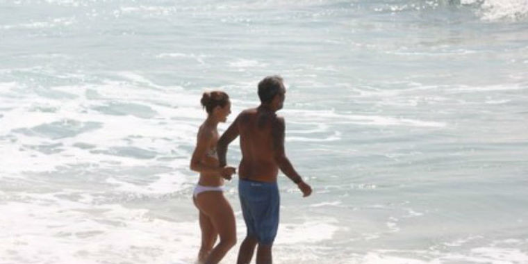 Paolla Oliveira e Rogério Gomes mergulharam no mar de mãos dadas