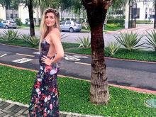 Aline Gotschalg posta foto de longo e exibe barriguinha da gravidez