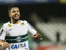 Coritiba vence o Santos e se afasta da zona de rebaixamento