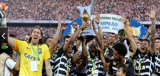 Corinthians goleia o São Paulo em jogo da entrega da taça