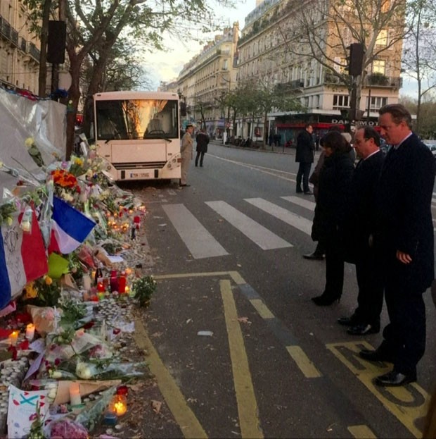 Ministro da França visita o Bataclan e defende ataque ao EI