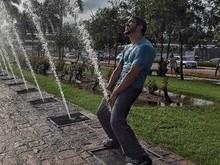 Caio Castro posta foto em que simula está urinando em público