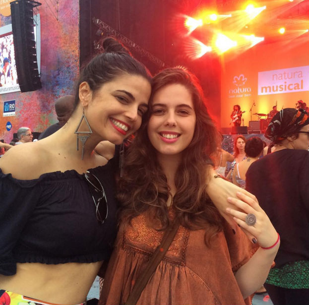 "Parecem irmãs" comentam seguidores em foto de Emanuelle Araújo