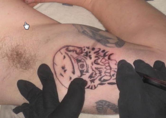 Garoto sempre foi apaixonado por desenhos e se tornou tatuador