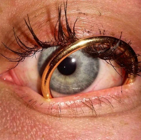 Pessoas colocam objetos nos olhos (Crédito: Divulgação Instagram )