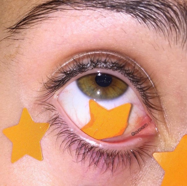 Pessoas colocam objetos nos olhos (Crédito: Divulgação Instagram )