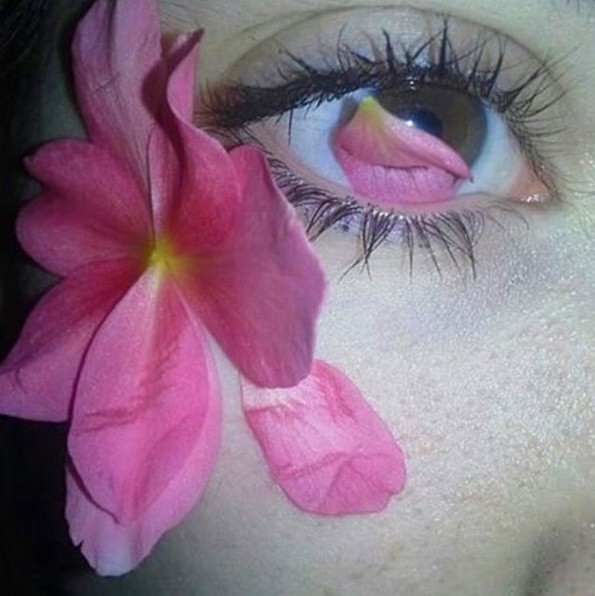 Pessoas colocam objetos nos olhos (Crédito: Divulgação Instagram )