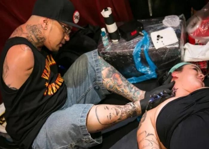 Brian Tagalog nasceu sem os braços e tatua com os pés
