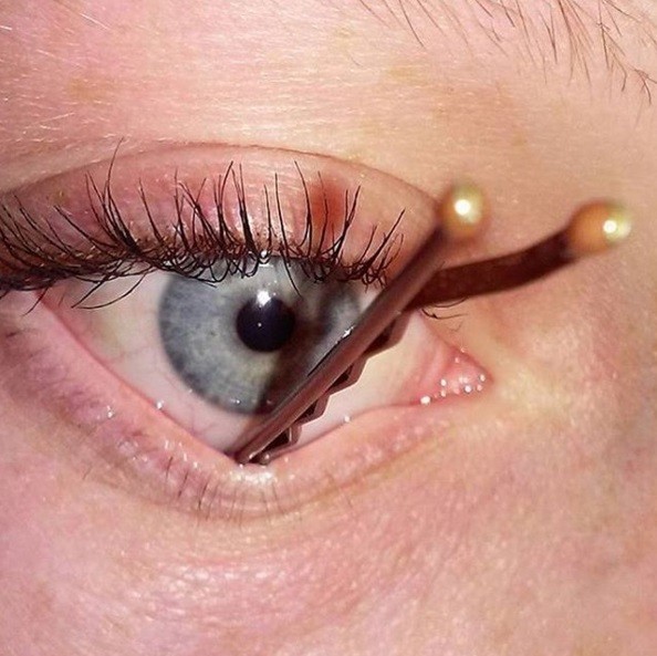 Pessoas colocam objetos nos olhos (Crédito: Divulgação Instagram )