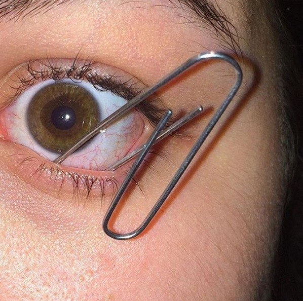 Pessoas colocam objetos nos olhos (Crédito: Divulgação Instagram )