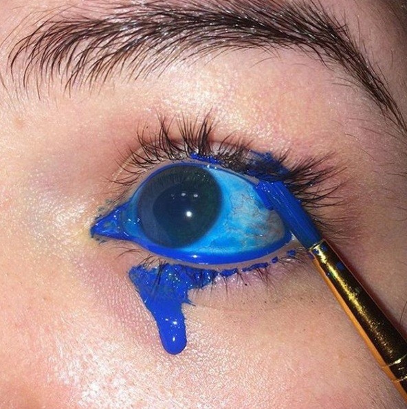 Pessoas colocam objetos nos olhos (Crédito: Divulgação Instagram )