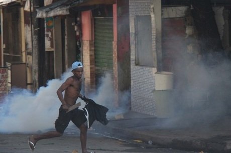 Moradores protestaram após a criança ser atingida por bala perdida (Crédito: Reprodução)