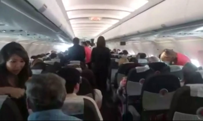 Família deixa avião (Crédito: Reprodução)