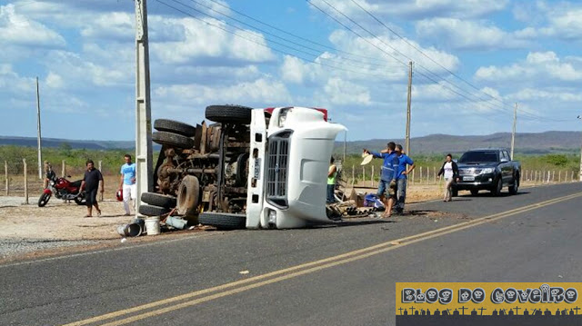 Caminhão capotou na PI-379 (Crédito: Reprodução)