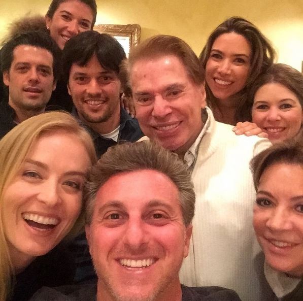 Silvio posa em jantar com famosos (Crédito: Reprodução)