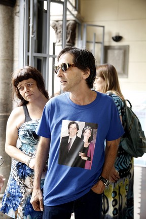 Filho de Marília Pêra usa camiseta com foto da mãe (Crédito: Reprodução)