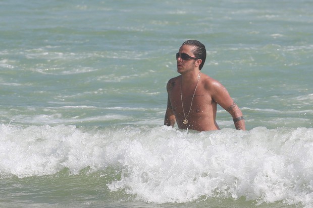 Thammy deu um mergulho no mar sozinha (Crédito: Reprodução)