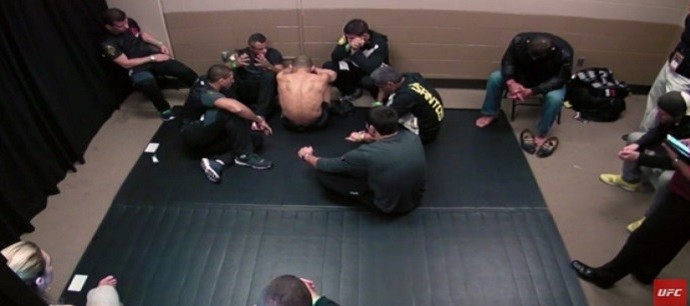 José Aldo aparece sendo consolado por sua equipe (Crédito: Reprodução)