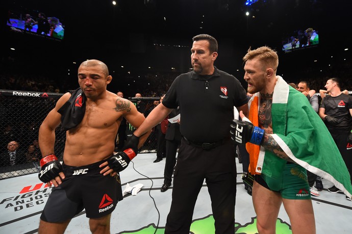 McGregor conversa com José Aldo após nocaute (Crédito: Reprodução)
