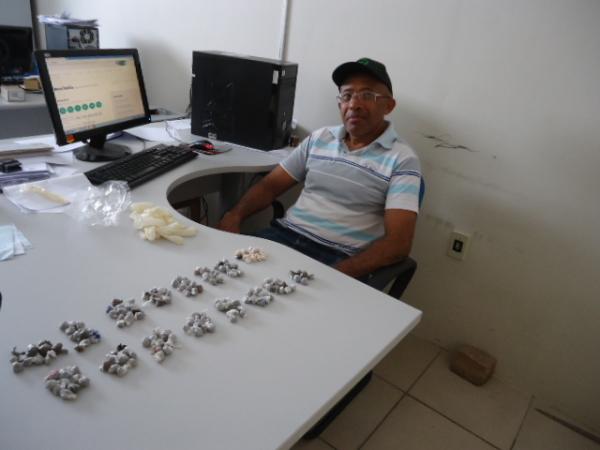 Mulher é presa ao tentar entrar com 167 trouxas de droga em presídio (Crédito: Reprodução)