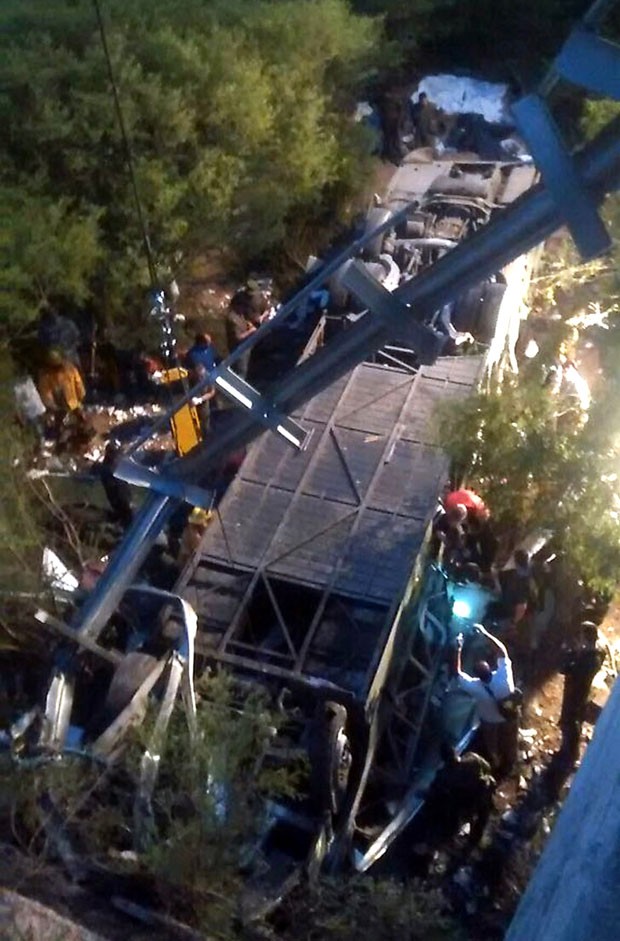 Policiais trabalham em resgate de corpos em acidente na província de Salta (Crédito: AFP)