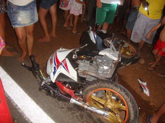 Motocicleta ficou avariada após colisão (Crédito: Reprodução)