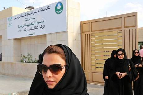 Mulheres sauditas sofrem restrições