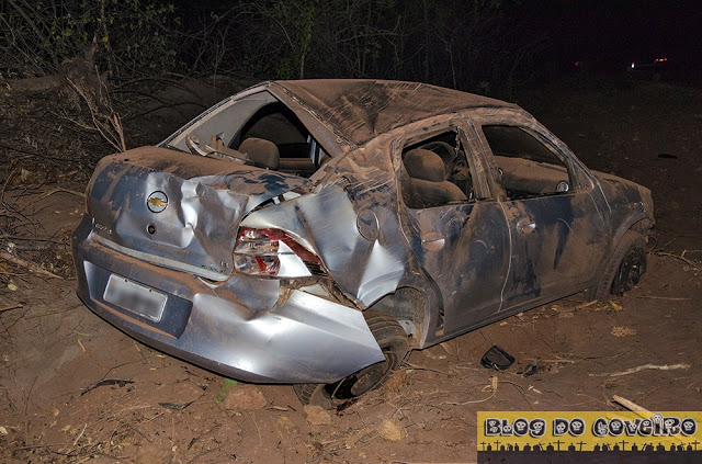 Carro capotou várias vezes após colisão (Crédito: Reprodução)