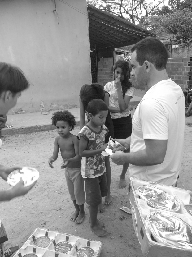 Distribuição de quentinhas nos bairros necessitados (Crédito: Reprodução)