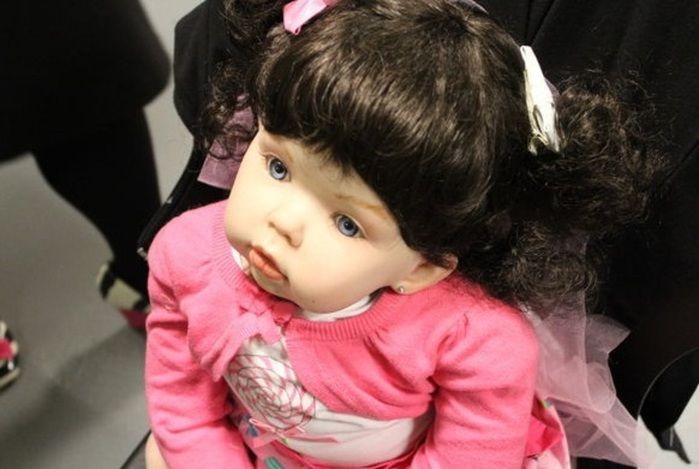 Boneca idência a bebê (Crédito: Reprodução)