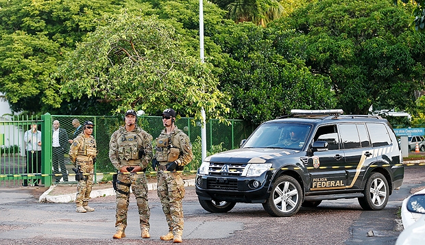 Agentes da PF fazem busca e apreensão na casa de Eduardo Cunha em Brasília (Crédito: Reprodução)