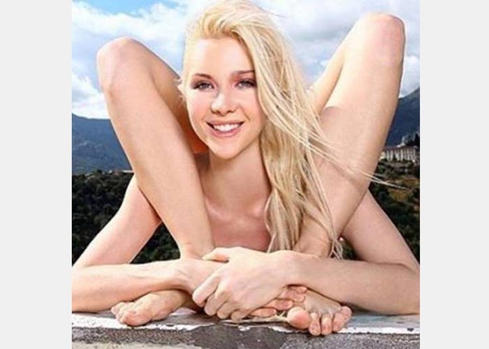 Zlata consegue colocar cabeça entre as pernas