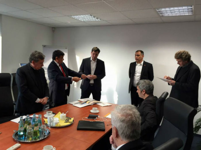 Wellington se reúne com representantes das empresas Heckert Solar e Power Value AG. (Crédito: CCom )