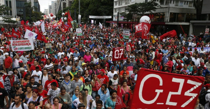 Manifestação em apoio a Dilma (Crédito: Folha)