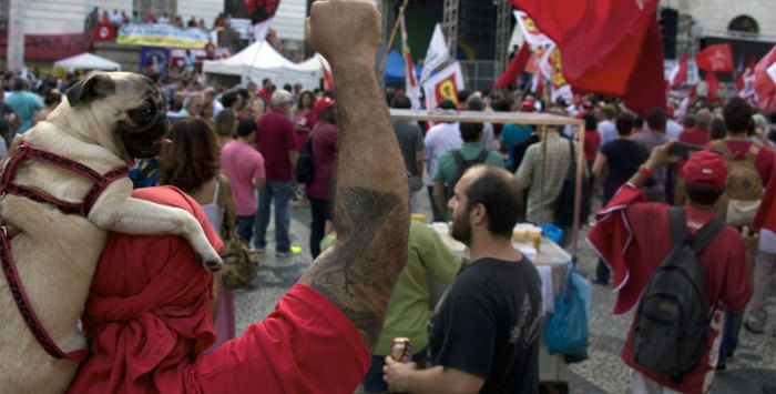 Manifestação em apoio a Dilma (Crédito: Folha)
