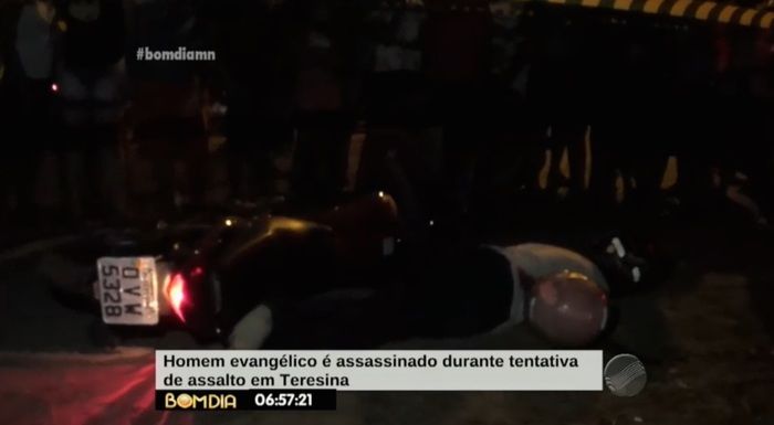 Corpo do rapaz vítima de assalto (Crédito: Reprodução/ TV Meio Norte)