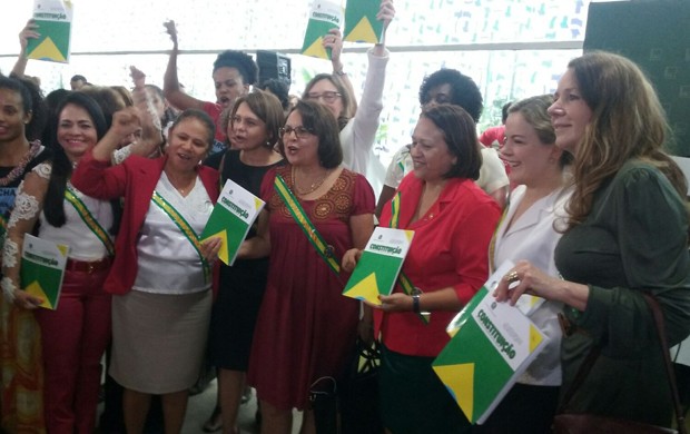 Parlamentarem fazem ato de apoio à Dilma (Crédito: G1)